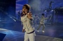 justin bieber tendant la main