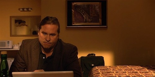 val-kilmer-devant-son-ecran-jpg