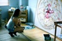 zoe-saldana-regardant-un-tableau-jpg