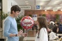 ashton kutcher offrant un ballon a natalie portman