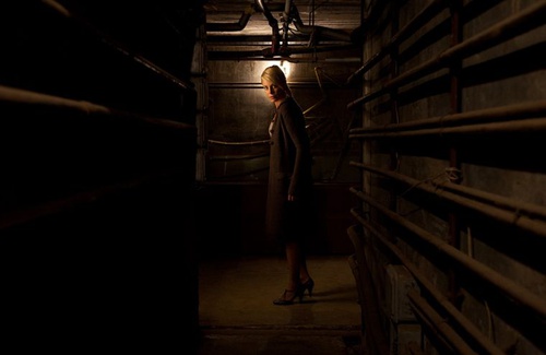 belen rueda dans un couloir noir