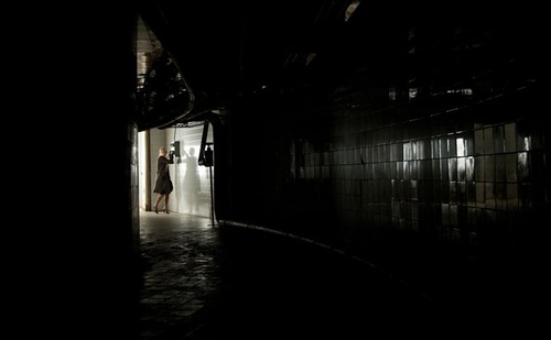 belen rueda seule dans un couloir sombre