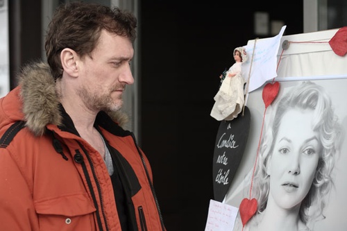 Jean-Paul Rouve regarde une photo de Sophie Quinton