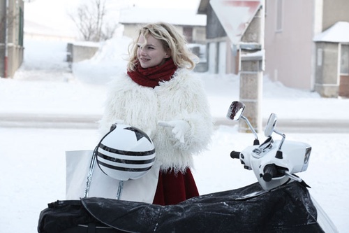 Sophie Quinton devant le scooter