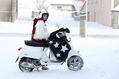 Sophie Quinton devant le scooter, sol enneigé