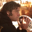Philippe Guillard tient un ballon de rugby dans ses mains