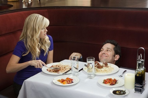 reese witherspoon et paul rudd au restaurant