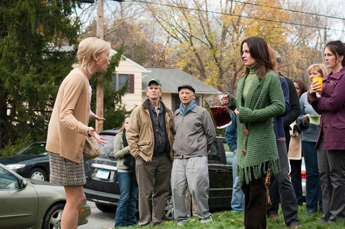 charlize-theron-et-elisabeth-reaser-dans-young-adult-jpg