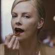 charlize-theron-se-maquille-pour-young-adult-jpg