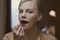 charlize-theron-se-maquille-pour-young-adult-jpg