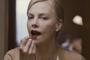 charlize-theron-se-maquille-pour-young-adult-jpg