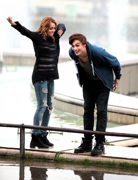 miley-cirus-et-douglas-booth-jpg