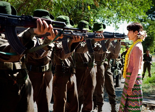 michelle-yeoh-face-aux-armes-the-lady-jpg