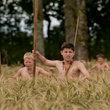 des-enfants-dans-un-champ-jpg