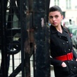 Cécile Cassel s'appuie sur le mur