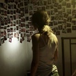 florence colucci devant un mur de photos