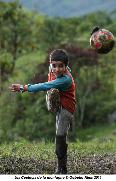 garcon-qui-joue-au-ballon-jpg