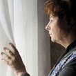 yolande-moreau-regardant-par-la-fenetre-jpg