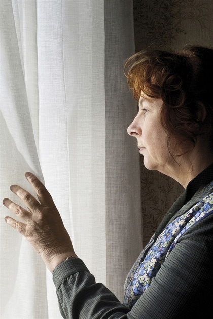 yolande-moreau-regardant-par-la-fenetre-jpg