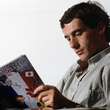 ayrton-senna-lisant-jpg