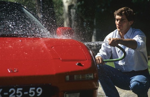 senna-nettoyant-sa-voiture-jpg