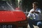 senna-nettoyant-sa-voiture-jpg