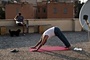 gianni-di-gregorio-faisant-du-yoga-2-jpg