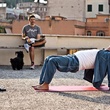 gianni-di-gregorio-faisant-du-yoga-jpg