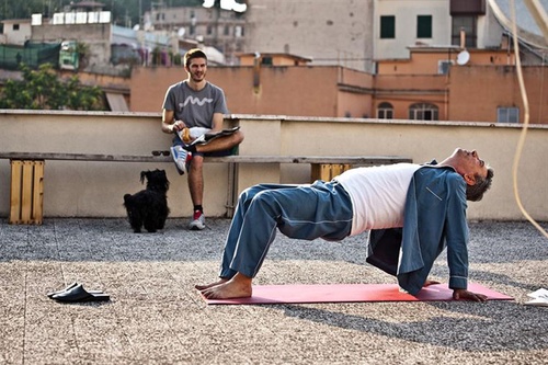 gianni-di-gregorio-faisant-du-yoga-jpg