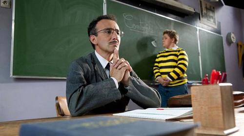 elie-semoun-a-son-bureau-jpg