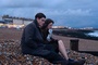 sam-riley-et-andrea-riseborough-plage-jpg