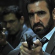 eric-cantona-arme-en-main-jpg