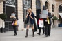 stephanie-crayencour-entouree-de-ses-gardes-jpg