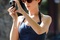 anne-hathaway-prenant-une-photo-jpg