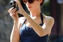 anne-hathaway-prenant-une-photo-jpg