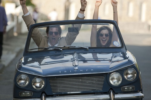jim-sturgess-anne-hathaway-dans-une-voiture-jpg