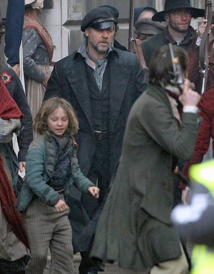 russel-crowe-daniel-huttlestone-png