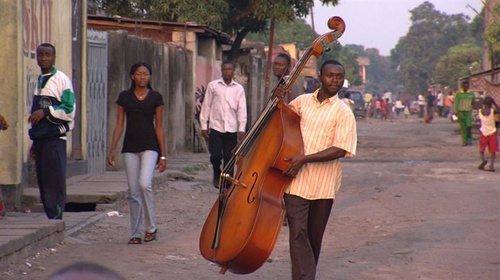 homme-transportant-son-instrument-jpg