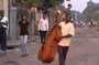 homme-transportant-son-instrument-jpg