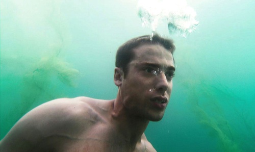 un-homme-dans-l-eau-jpg
