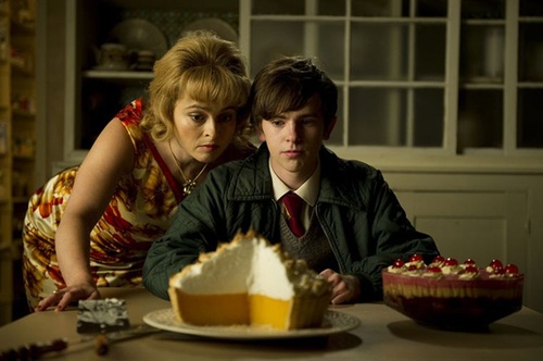 helena-bonham-carter-freddie-highmore-devant-une-tarte-au-citron-jpg
