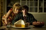helena-bonham-carter-freddie-highmore-devant-une-tarte-au-citron-jpg
