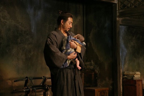 ebizo-ichikawa-avec-un-bebe-jpg