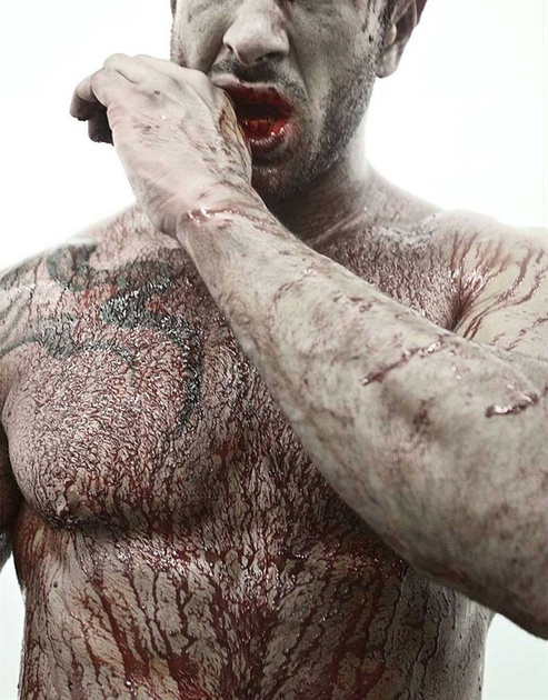 un homme ensanglanté pour le tournage de L.A Zombie