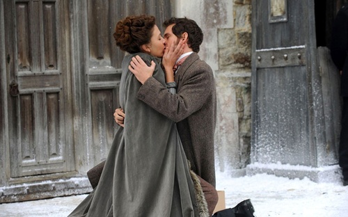 maggie-gyllenhaal-et-hugh-dancy-s-embrassent-dans-le-film-oh-my-god-jpg