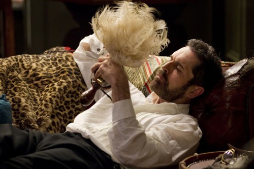 rupert-everett-avec-un-plumeau-pour-le-film-oh-my-god-jpg