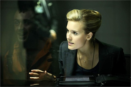 maggie-grace-derriere-la-vitre-jpg