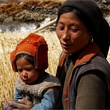 une-femme-et-son-enfant-himalaya-terre-des-femmes-jpg