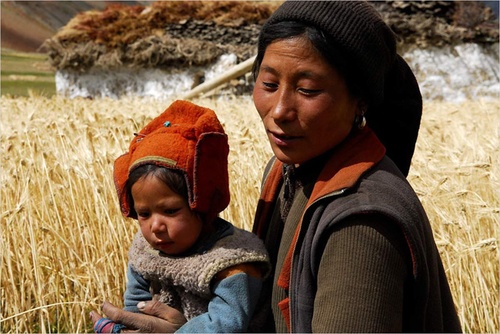 une-femme-et-son-enfant-himalaya-terre-des-femmes-jpg