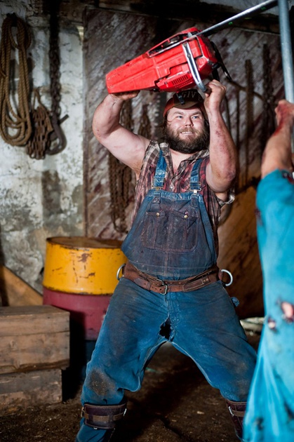 tyler-labine-se-bat-jpg